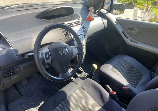 Toyota Yaris cena 10900 przebieg: 260000, rok produkcji 2006 z Sochaczew małe 16